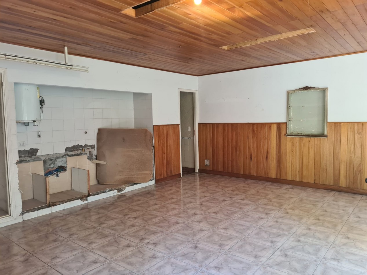 EXCELENTECHALET 5 AMBIENTES EN VENTA. BARRIO GROSELLAR