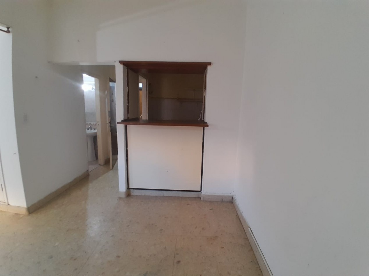 EN VENTA. DEPARTAMENTO ZONA CENTRO. 1 Y 1/2 AMBIENTES