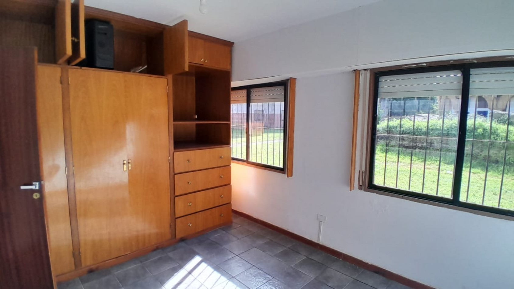 EN VENTA. DEPARTAMENTO TRES AMBIENTES. AVELLANEDA Y 184