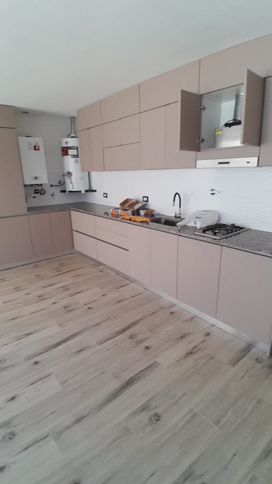 CASA EN VENTA 3 AMBIENTES, A ESTRENAR. A METROS DE PARQUE LURO.