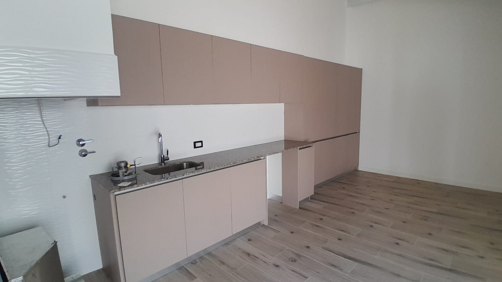 CASA EN VENTA 3 AMBIENTES, A ESTRENAR. A METROS DE PARQUE LURO.