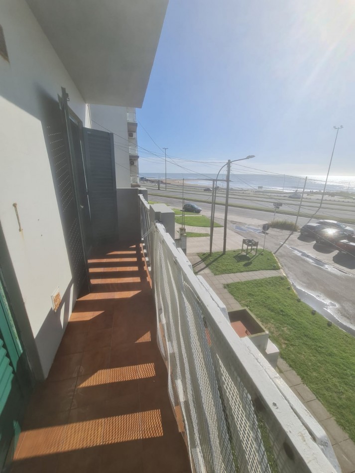 Departamento 2 ambientes con balcon frente al mar