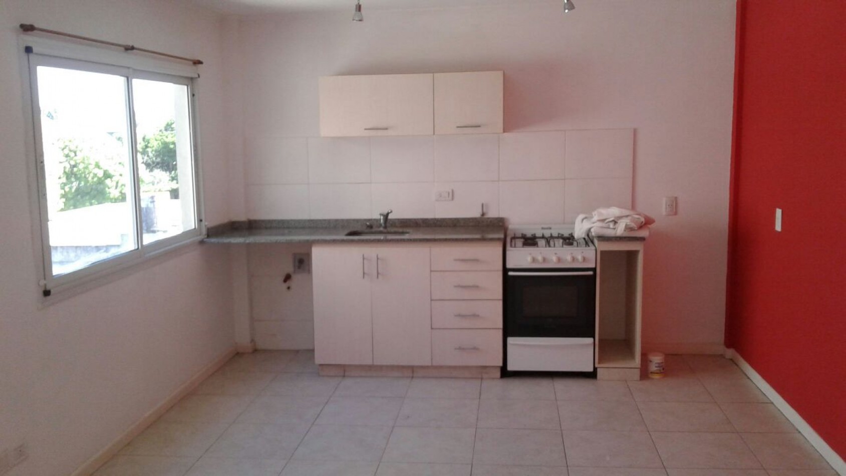 PH EN VENTA. DOS AMBIENTES, SEGUNDO PISO POR ESCALERA. BARRIO SAN JOSE