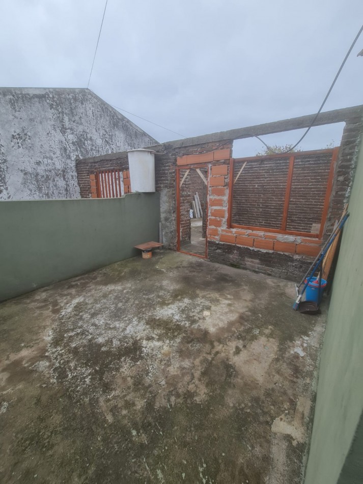 EN VENTA, PROPIEDAD EN BLOCK. BARRIO NUEVA POMPEYA. CHALET 4 AMBIENTES MAS LOCAL MAS DEPARTAMENTO