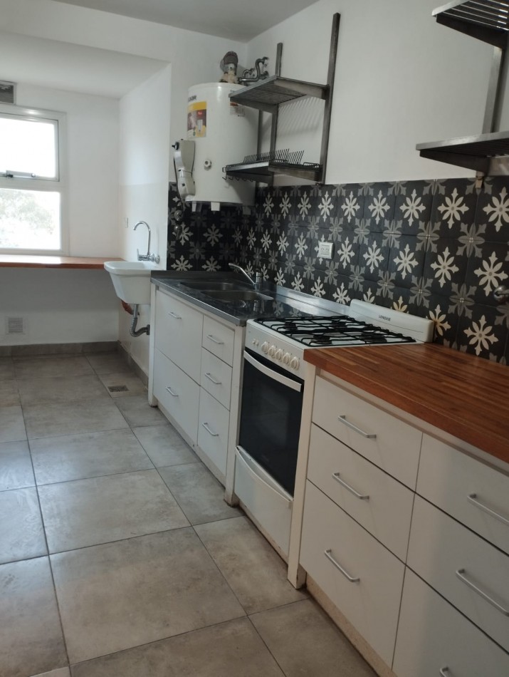 ALQUILER 24 MESES. DEPARTAMENTO 3 AMBIENTES CON ESPACIO DE COCHERA EN COMPLEJO CERRADO. SOBRE AVENIDA LIBERTAD