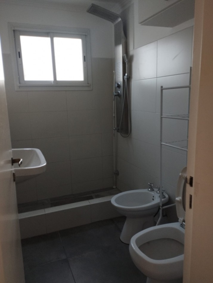 ALQUILER 24 MESES. DEPARTAMENTO 3 AMBIENTES CON ESPACIO DE COCHERA EN COMPLEJO CERRADO. SOBRE AVENIDA LIBERTAD