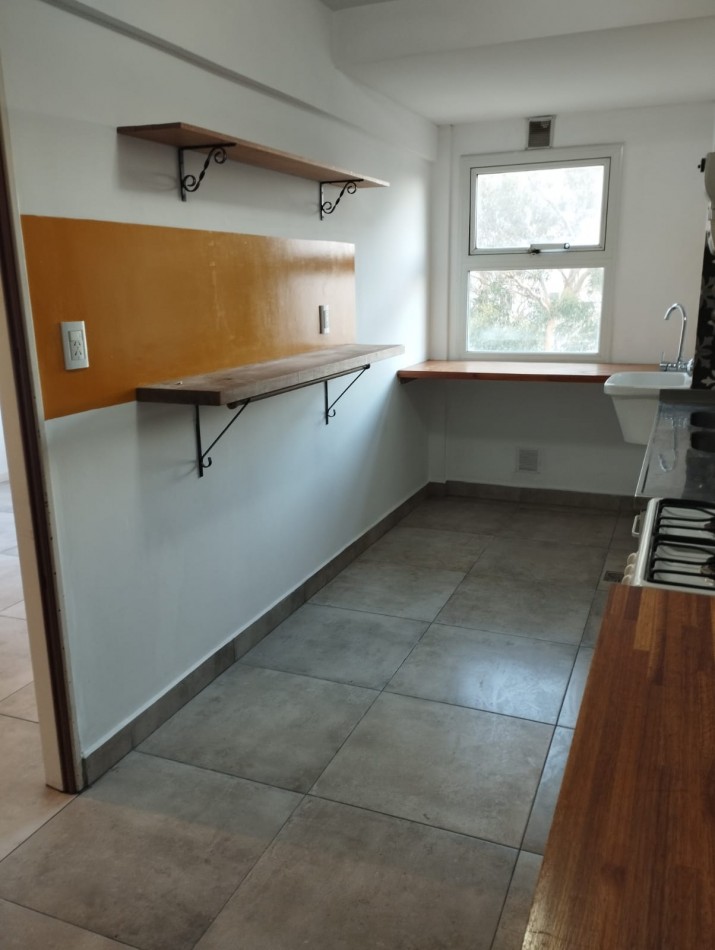 ALQUILER 24 MESES. DEPARTAMENTO 3 AMBIENTES CON ESPACIO DE COCHERA EN COMPLEJO CERRADO. SOBRE AVENIDA LIBERTAD