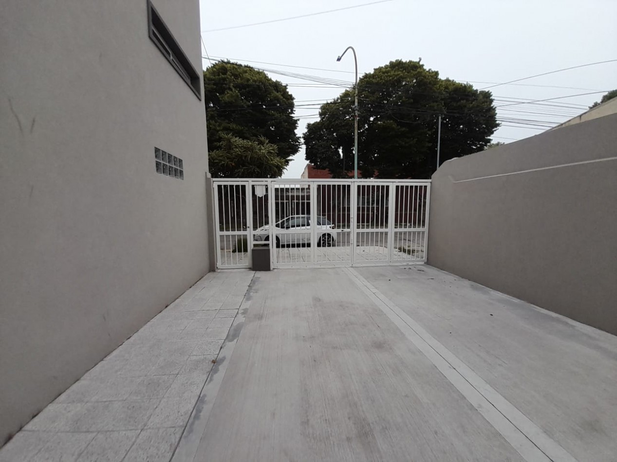 ALQUILER 6 MESES. DEPARTAMENTO TRES AMBIENTES MODERNO. CON COCHERA PARA DOS AUTOS