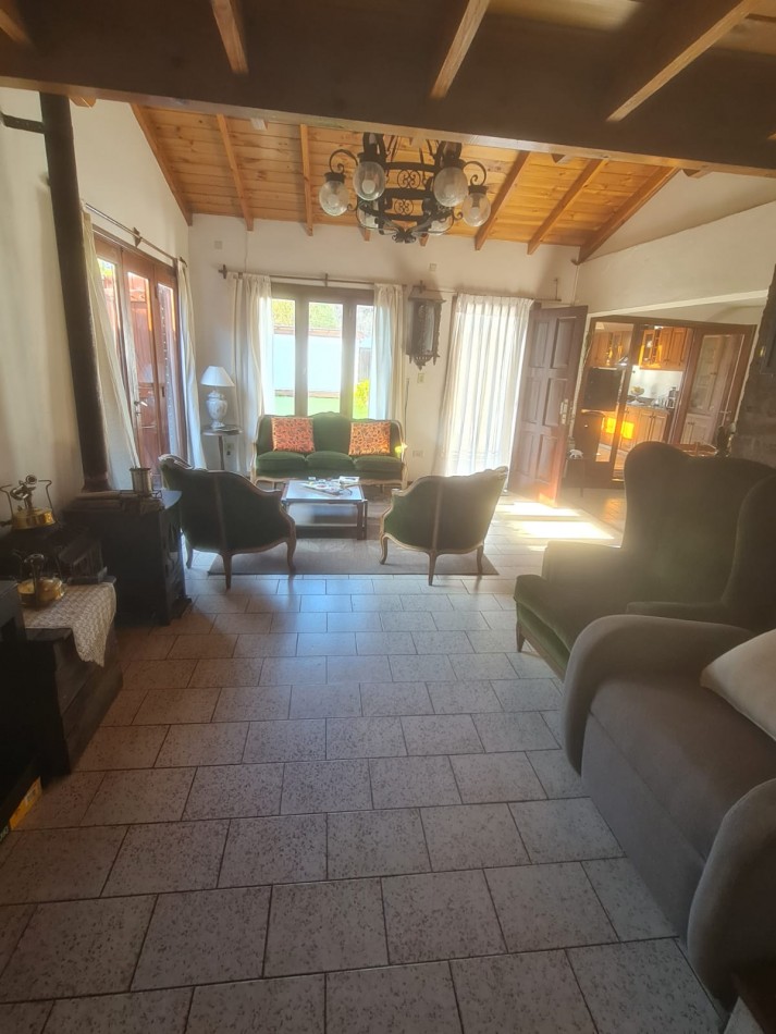 EN VENTA. CHALET 4 AMBIENTES. ZONA JUNCAL 1300