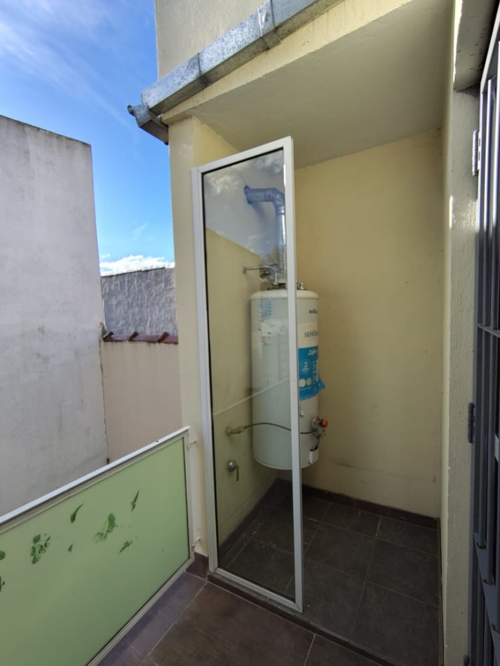 ALQUILER 24 MESES. DEPARTAMENTO DOS AMBIENTES. PRIMER PISO POR ESCALERA