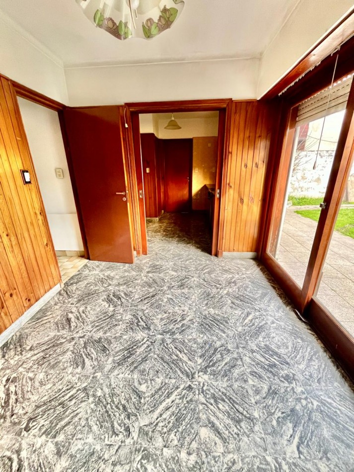 CHALET DE 4 AMBIENTES CON PARQUE. Apto credito