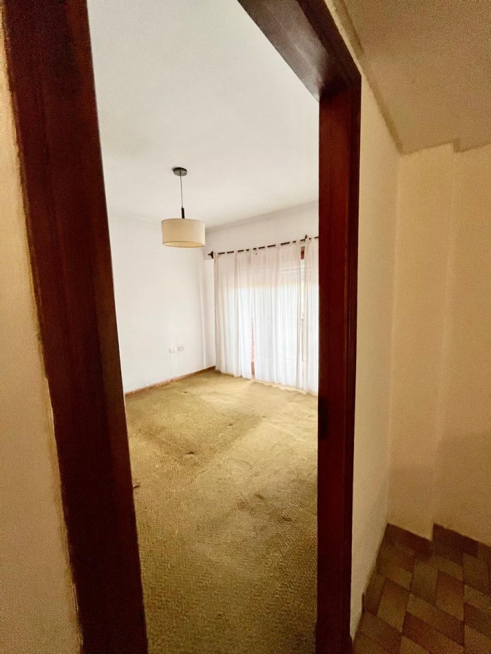 CHALET DE 4 AMBIENTES CON PARQUE. Apto credito