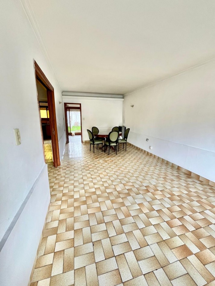 CHALET DE 4 AMBIENTES CON PARQUE. Apto credito