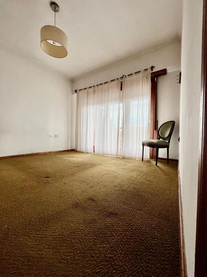 CHALET DE 4 AMBIENTES CON PARQUE. Apto credito