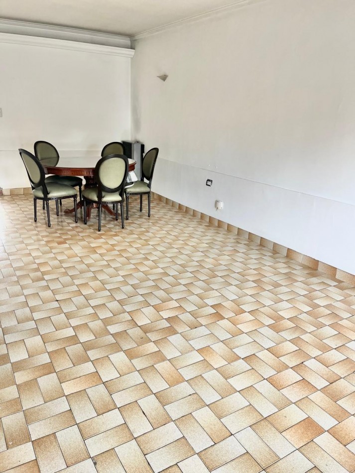 CHALET DE 4 AMBIENTES CON PARQUE. Apto credito