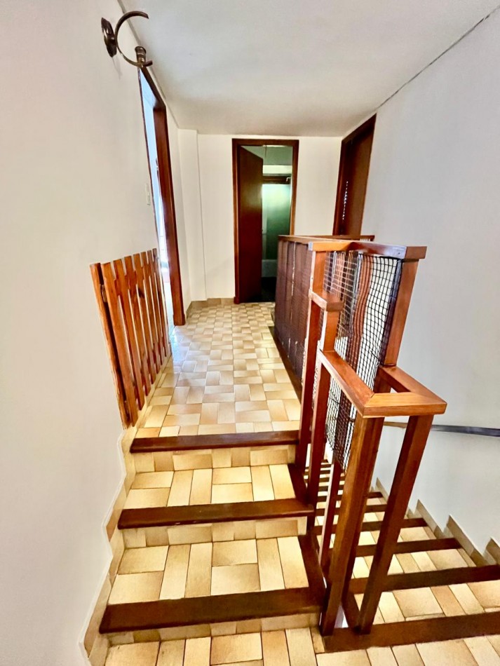 CHALET DE 4 AMBIENTES CON PARQUE. Apto credito
