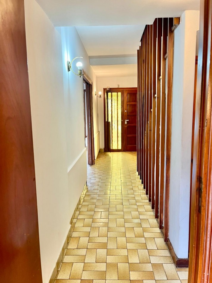 CHALET DE 4 AMBIENTES CON PARQUE. Apto credito