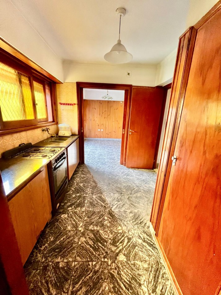 CHALET DE 4 AMBIENTES CON PARQUE. Apto credito