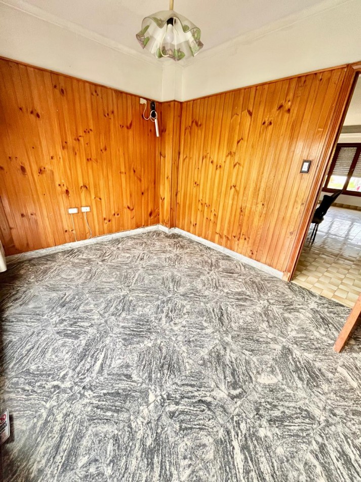 CHALET DE 4 AMBIENTES CON PARQUE. Apto credito