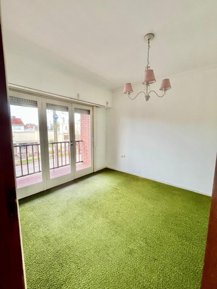 CHALET DE 4 AMBIENTES CON PARQUE. Apto credito