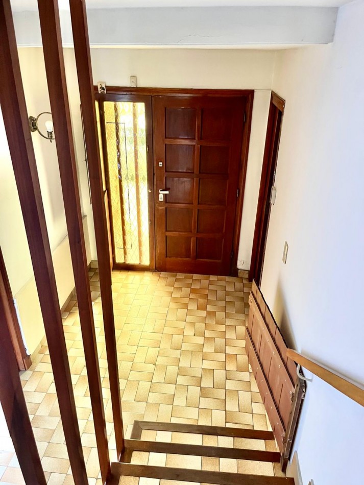 CHALET DE 4 AMBIENTES CON PARQUE. Apto credito