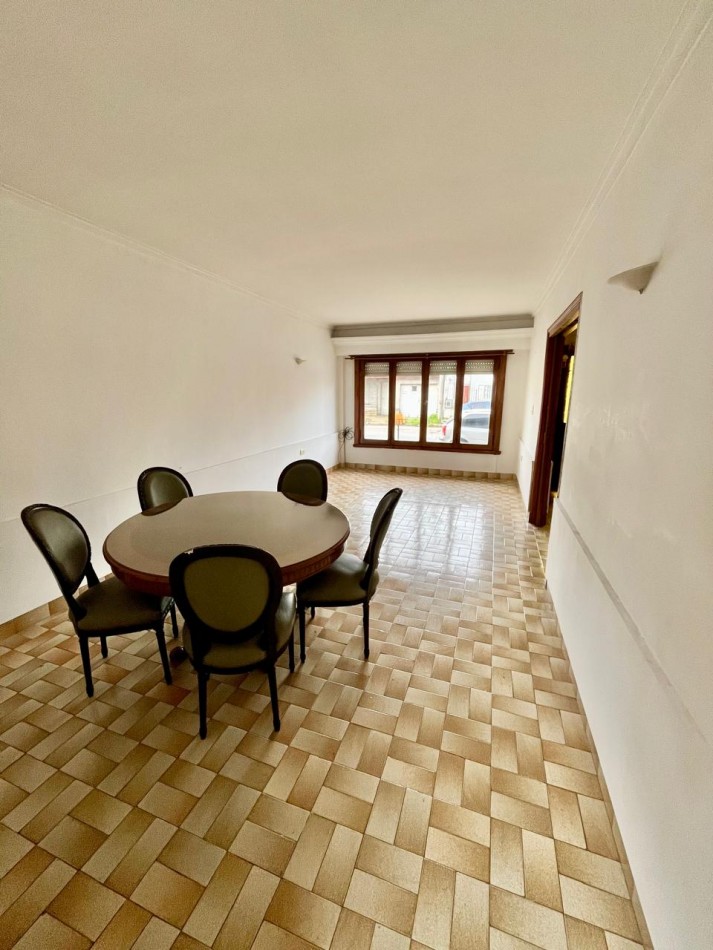 CHALET DE 4 AMBIENTES CON PARQUE. Apto credito