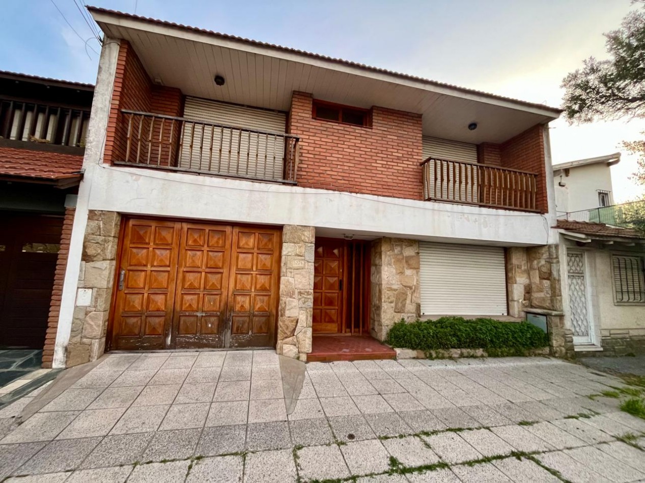 CHALET DE 4 AMBIENTES CON PARQUE. Apto credito