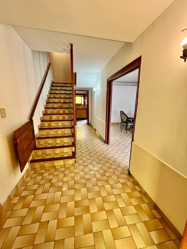 CHALET DE 4 AMBIENTES CON PARQUE. Apto credito