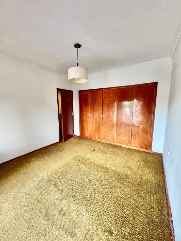 CHALET DE 4 AMBIENTES CON PARQUE. Apto credito