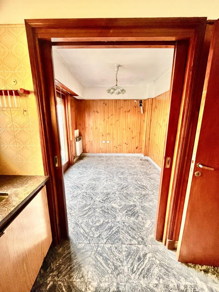 CHALET DE 4 AMBIENTES CON PARQUE. Apto credito