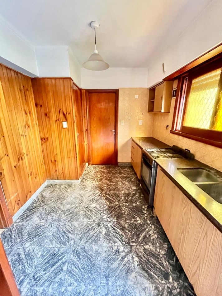 CHALET DE 4 AMBIENTES CON PARQUE. Apto credito