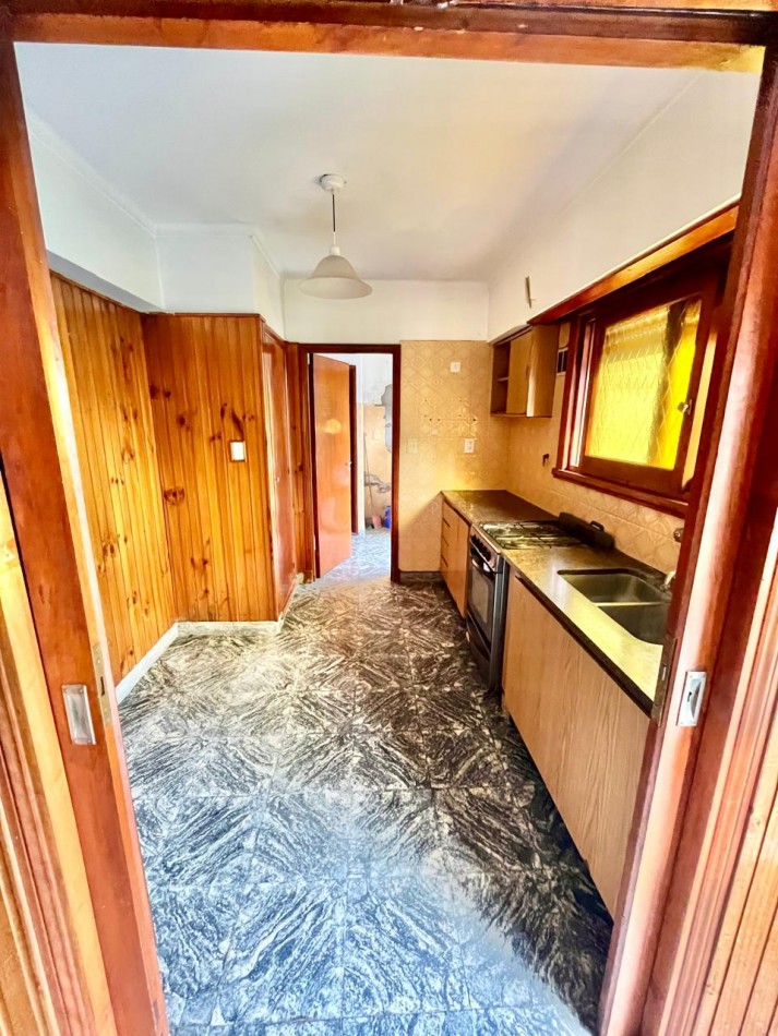 CHALET DE 4 AMBIENTES CON PARQUE. Apto credito