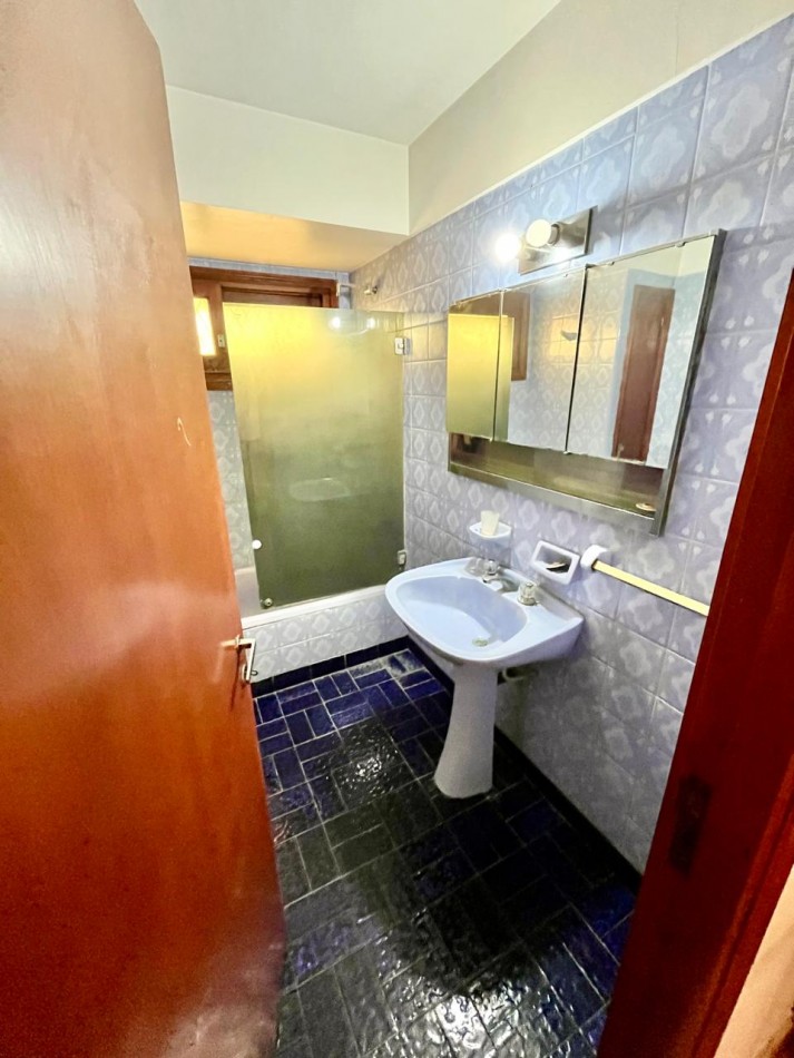CHALET DE 4 AMBIENTES CON PARQUE. Apto credito