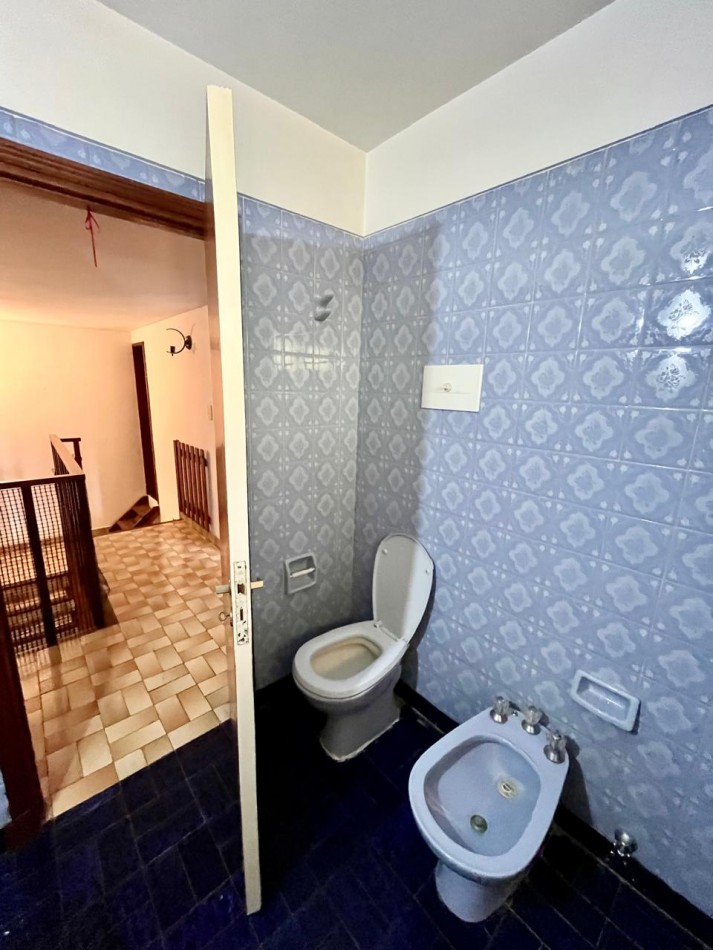 CHALET DE 4 AMBIENTES CON PARQUE. Apto credito