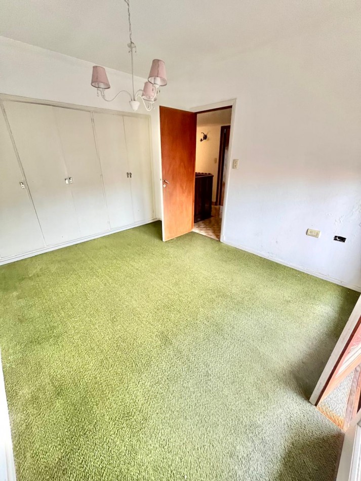 CHALET DE 4 AMBIENTES CON PARQUE. Apto credito