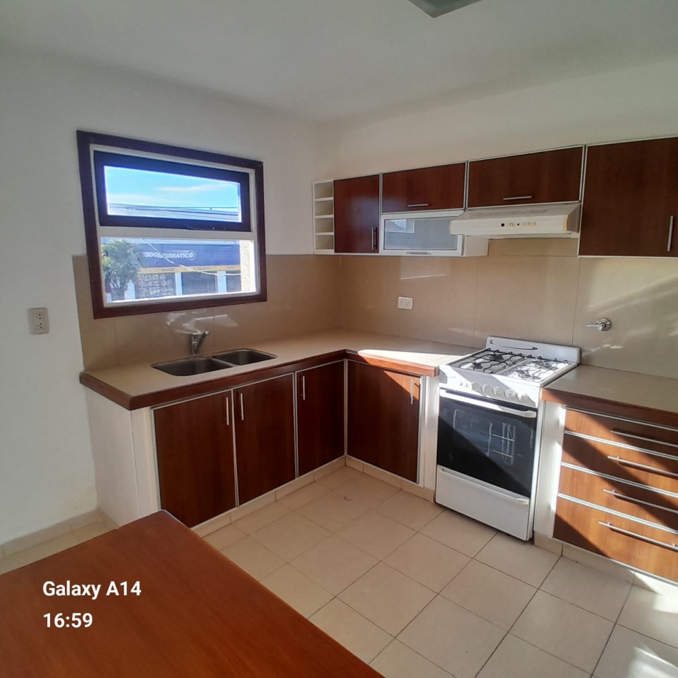 DEPARTAMENTO PH DE 3 AMBIENTES SOBRE AVENIDA JARA