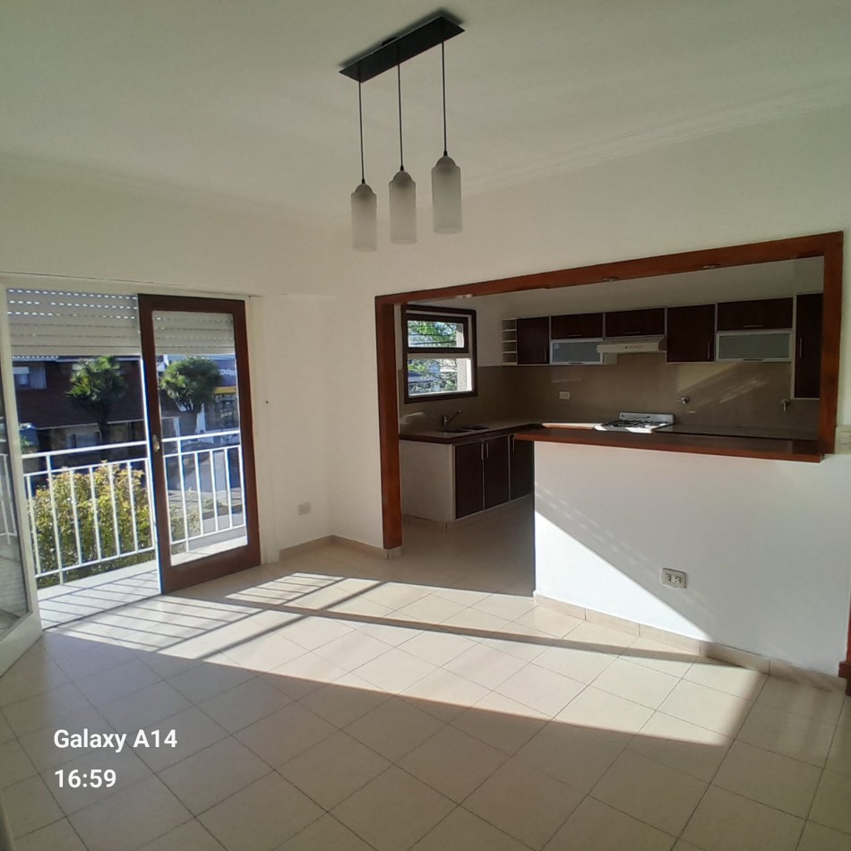 DEPARTAMENTO PH DE 3 AMBIENTES SOBRE AVENIDA JARA