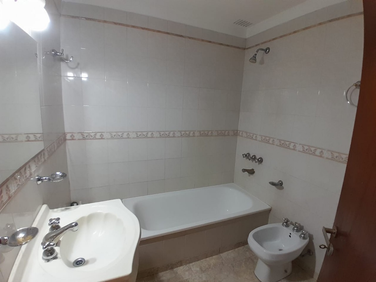 Chalet 3 ambientes con balcon. Primer piso por escalera. Libertad 5400