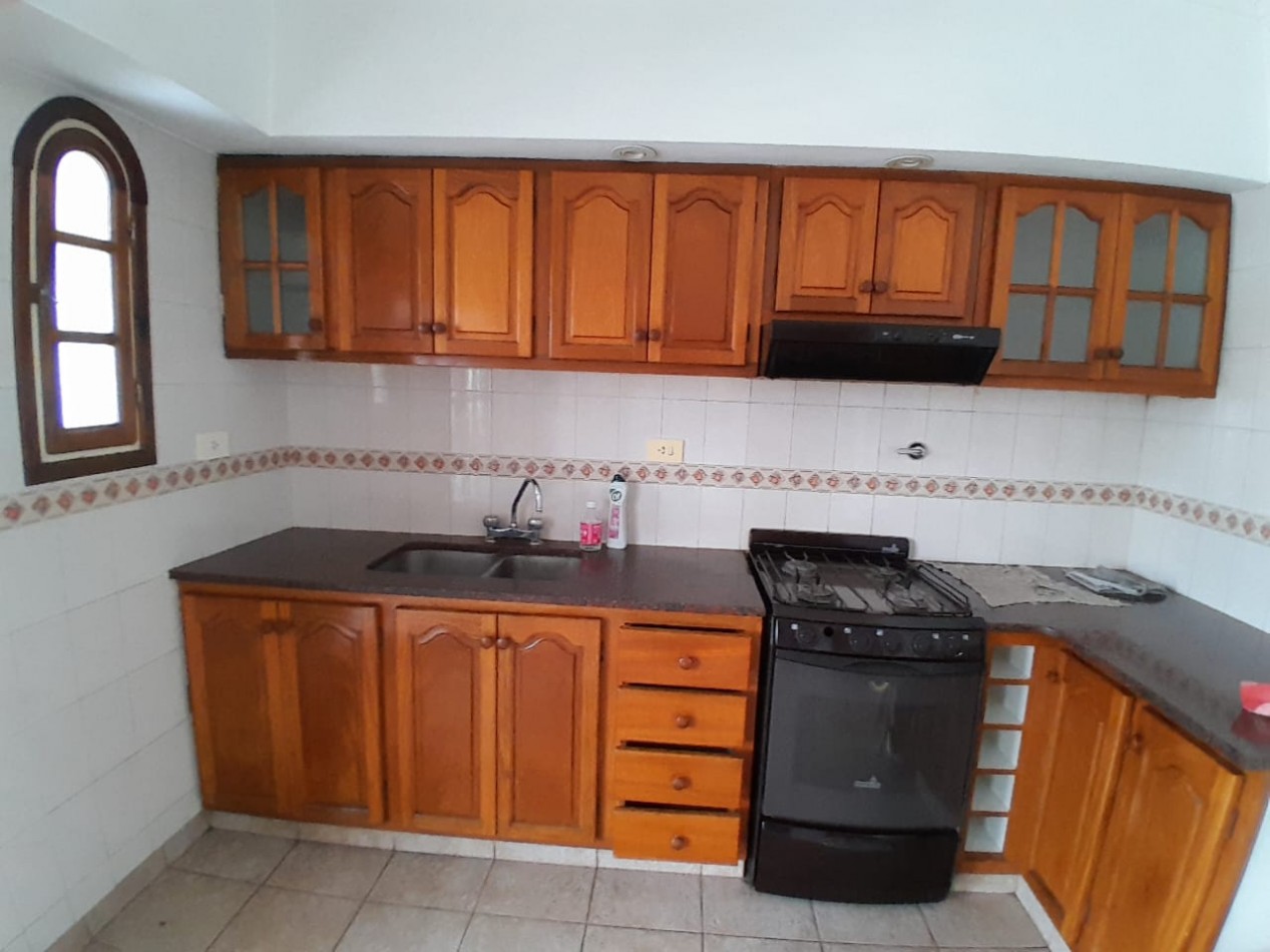 Chalet 3 ambientes con balcon. Primer piso por escalera. Libertad 5400