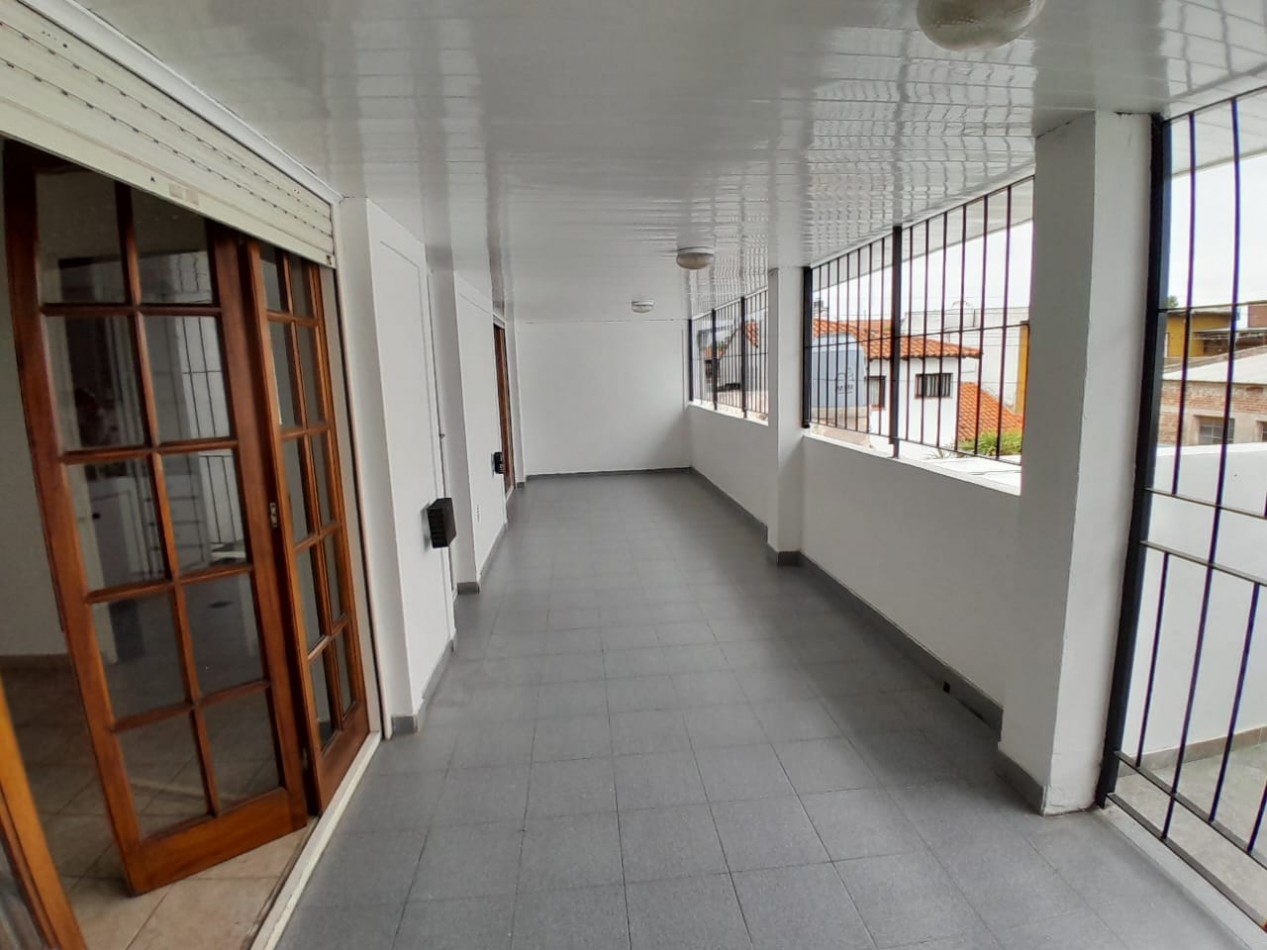 Chalet 3 ambientes con balcon. Primer piso por escalera. Libertad 5400