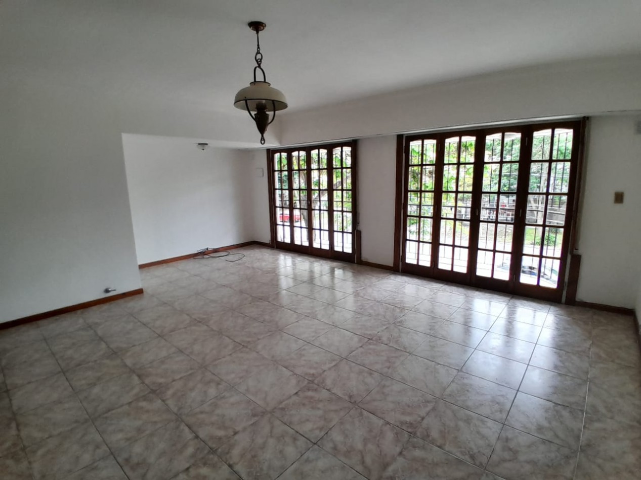 Chalet 3 ambientes con balcon. Primer piso por escalera. Libertad 5400