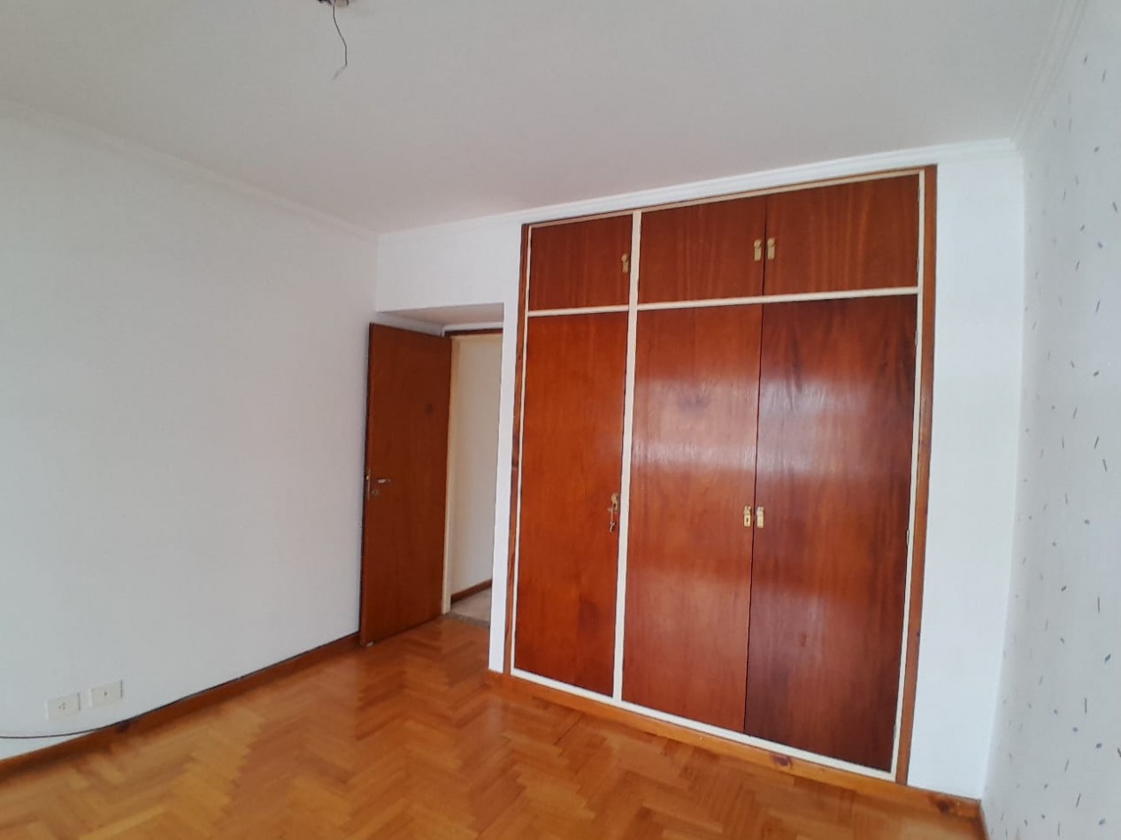 Chalet 3 ambientes con balcon. Primer piso por escalera. Libertad 5400