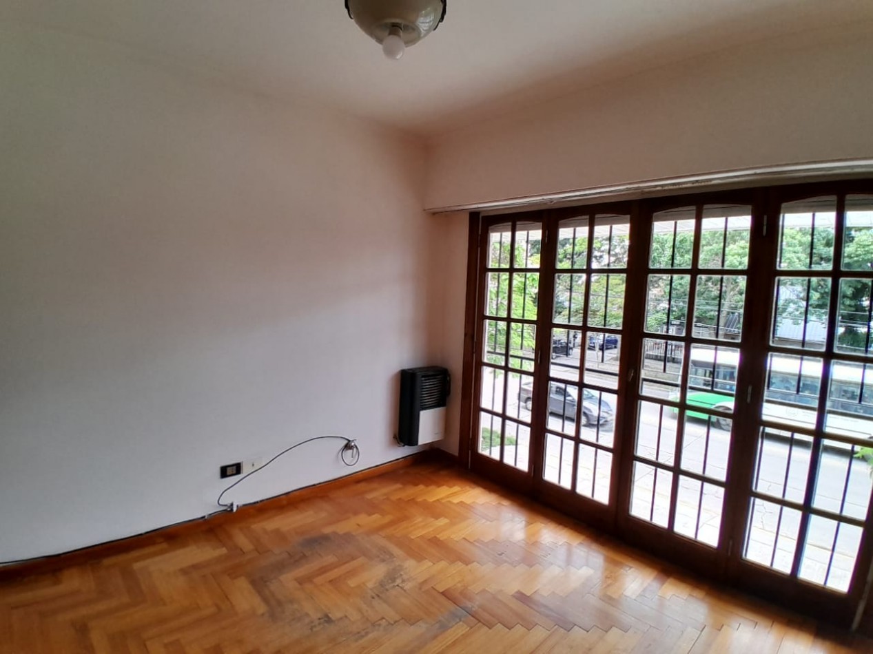 Chalet 3 ambientes con balcon. Primer piso por escalera. Libertad 5400
