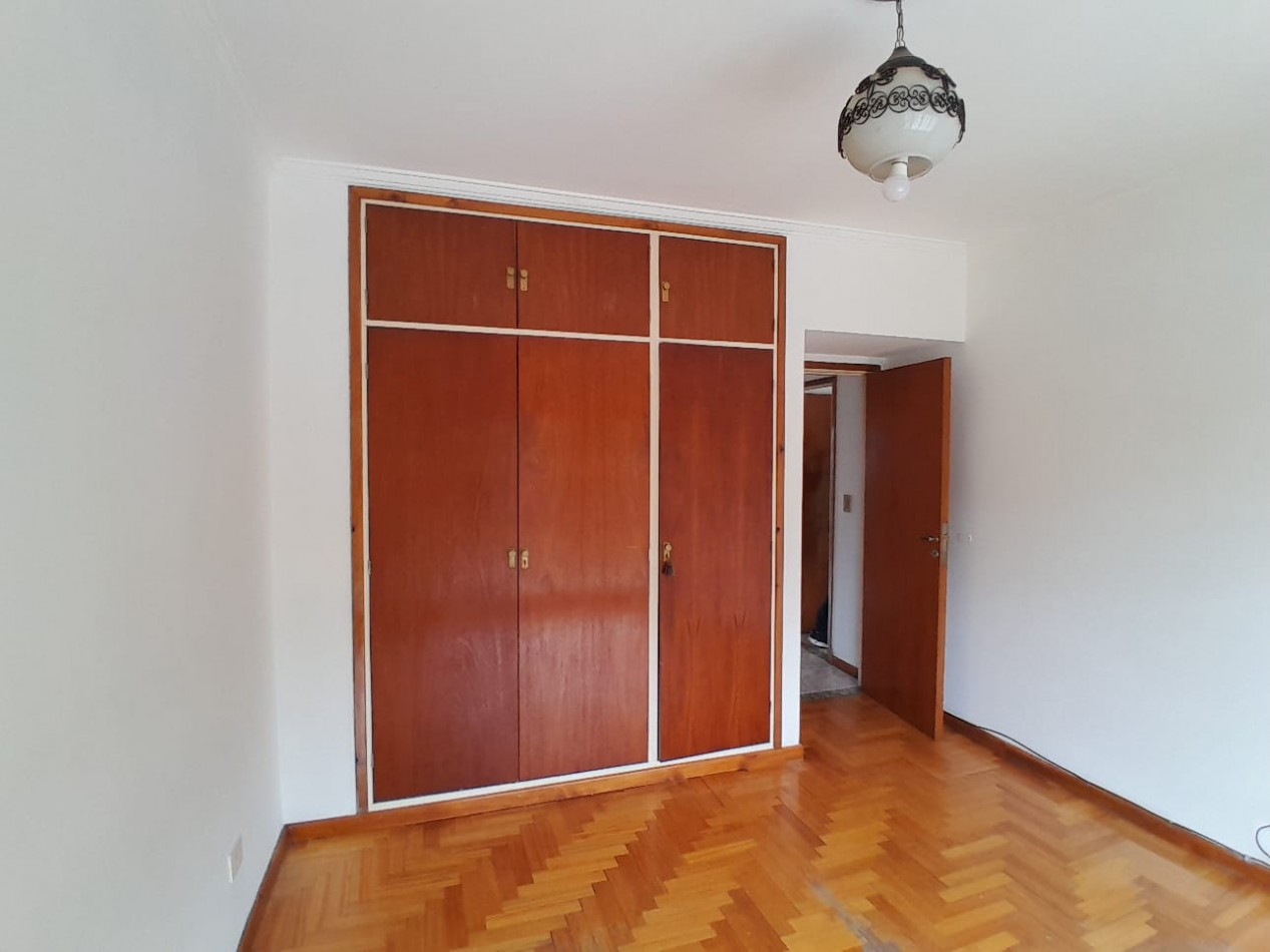 Chalet 3 ambientes con balcon. Primer piso por escalera. Libertad 5400
