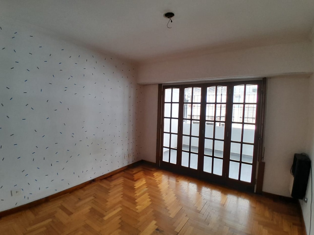 Chalet 3 ambientes con balcon. Primer piso por escalera. Libertad 5400