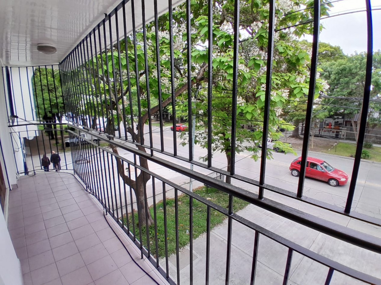 Chalet 3 ambientes con balcon. Primer piso por escalera. Libertad 5400