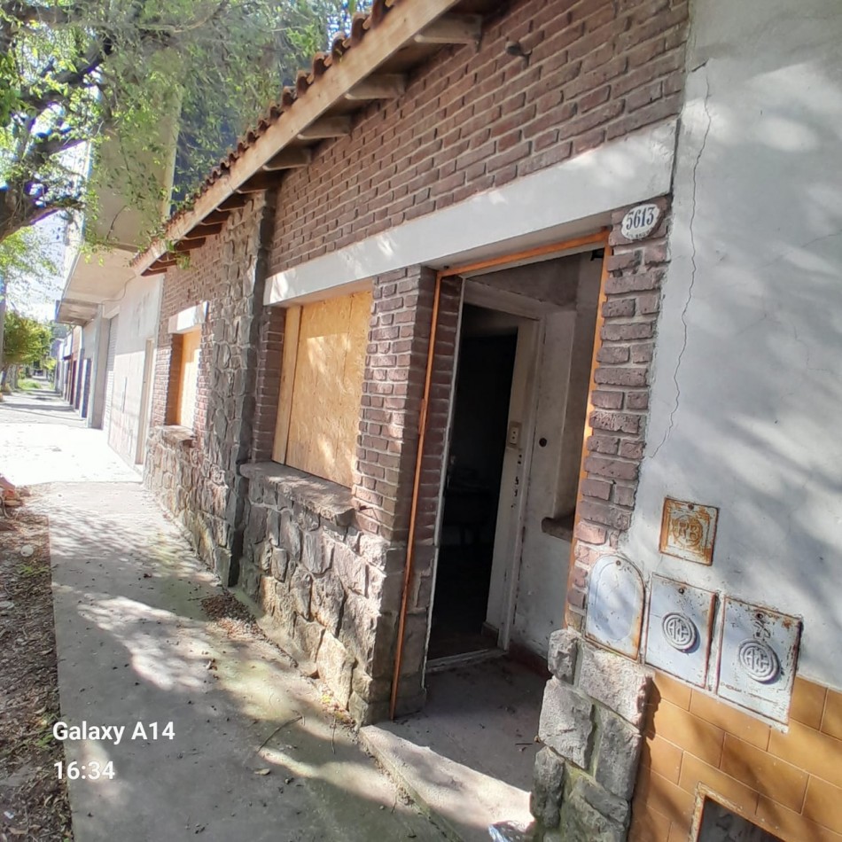 CASA DE 3 AMBIENTES CON TERRENO A RECICLAR SOBRE BROWN Y PERU