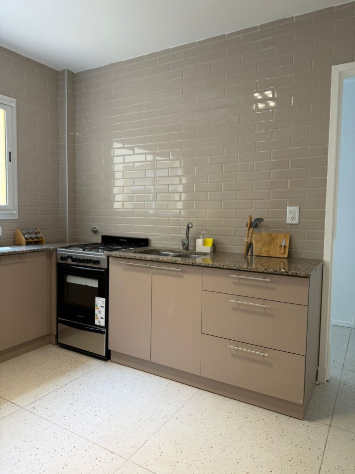 DEPARTAMENTO DE 4 AMBIENTES, A UNA CUADRA DE LA COSTA