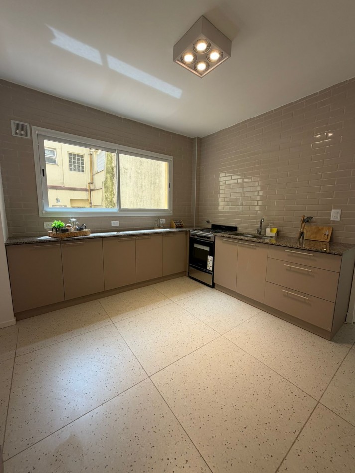 DEPARTAMENTO DE 4 AMBIENTES, A UNA CUADRA DE LA COSTA