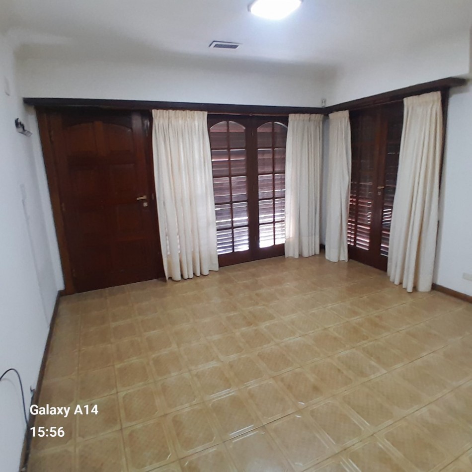 CHALET DE 6 AMBIENTES EN BARRIO SAN CARLOS